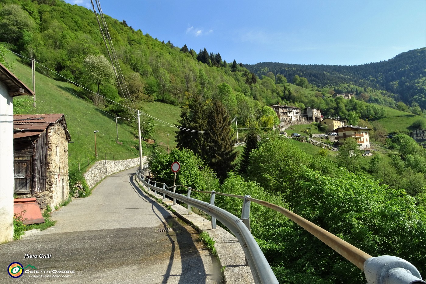 10 Mi avvio a piedi per la vicina frazione Cantello.JPG